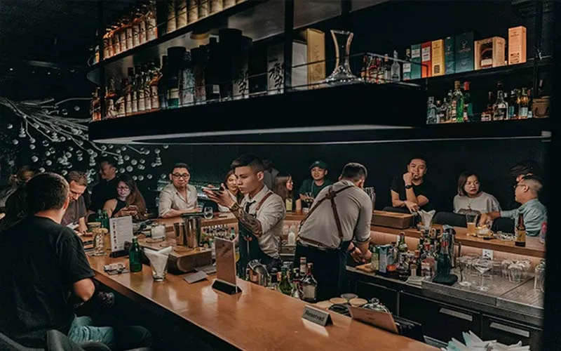 10 quán cocktail bar chill nhẹ ở Sài Gòn sầm uất giá bình dân