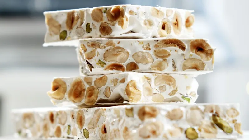 2 cách làm kẹo Nougat (kẹo hạnh phúc) ngon, dễ làm cho dịp Tết