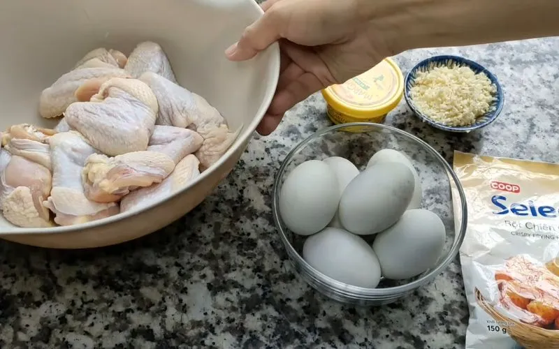 Bỏ túi cách làm cánh gà chiên sốt trứng muối béo bùi cực cuốn