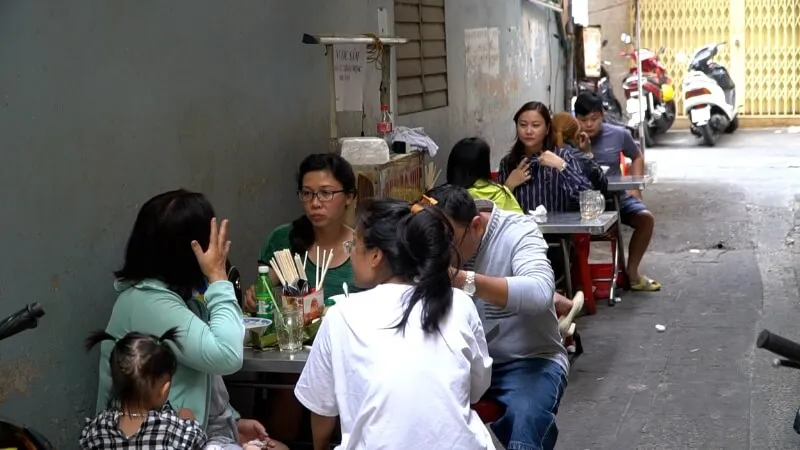 Bún bò mỡ nổi cô Như, món ăn được hoa hậu Thiên Ân mê đắm đuối có gì?