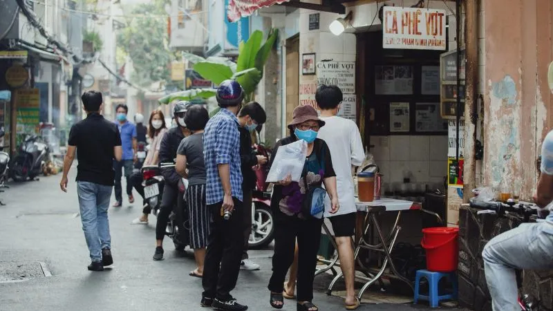 Cà phê vợt Phan Đình Phùng 73 năm tuổi chiếm trọn con tim người Sài Gòn