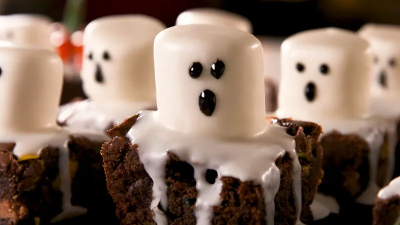 Cách làm bánh brownie con ma cho ngày Halloween thêm vui nhộn