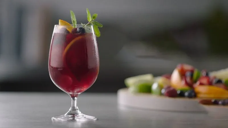 Cách làm cocktail cocktail Sangria ngọt dịu, tươi mát ngày hè