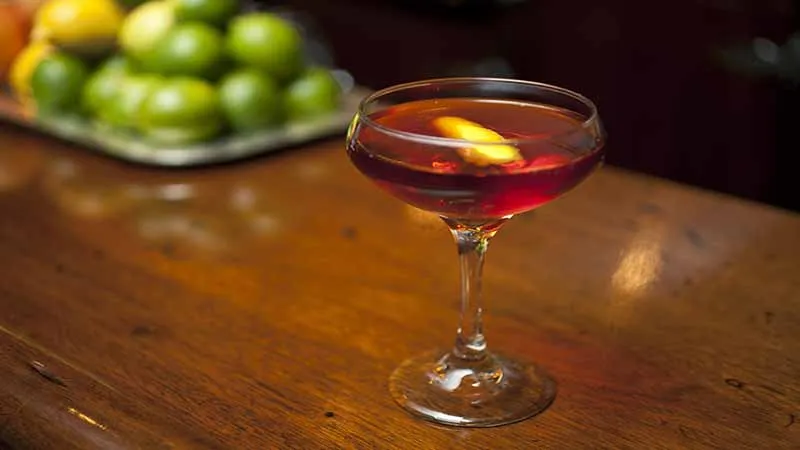 Cách làm cocktail manhattan ngọt ngào, cổ điển, cuốn hút