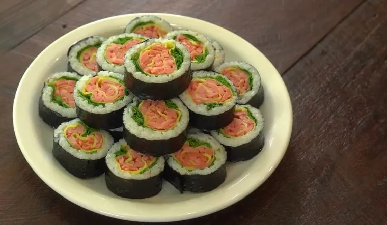 Cách làm kimbap hoa hồng xinh xắn, thơm ngon cho cả nhà