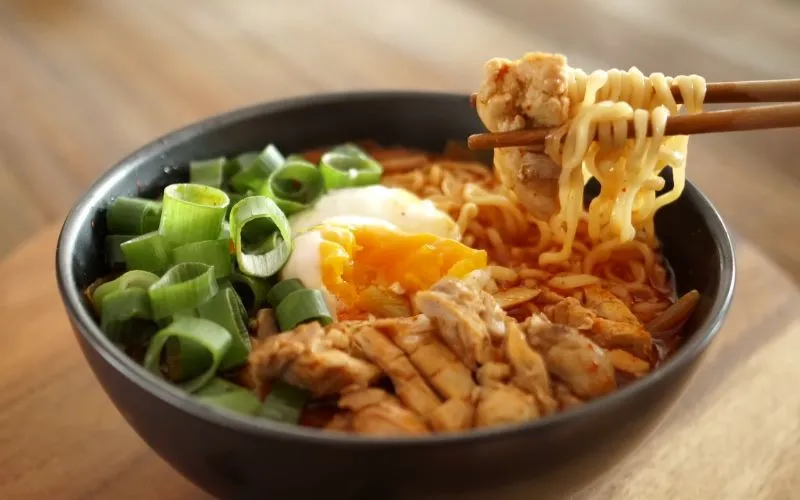 Cách làm mì ramen gà cay đậm vị, chinh phục thực khách khó tính