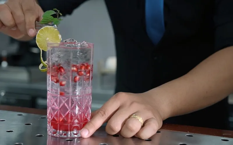 Cách làm Mocktail Shirley Temple không cồn màu đỏ rực đầy quyến rũ