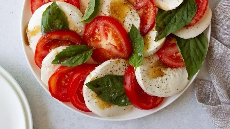 Cách làm mozzarella salad thanh mát, đơn giản, chuẩn vị