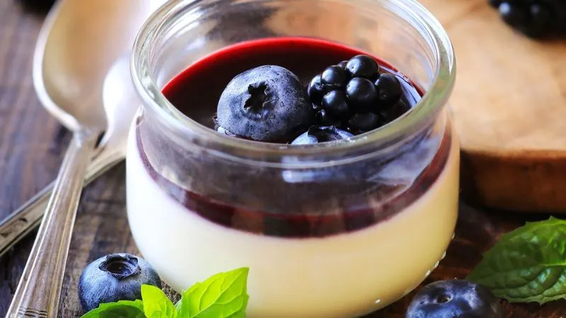 Cách làm panna cotta việt quất béo mịn, thơm ngon như ngoài hàng