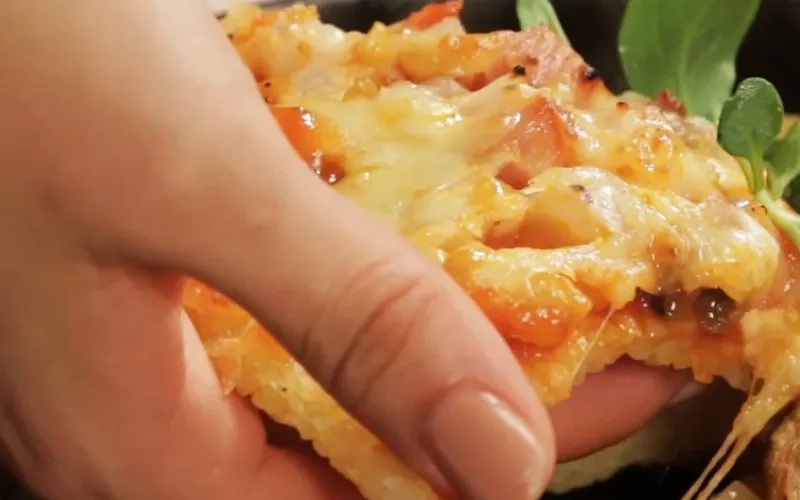 Cách làm pizza cơm độc đáo, lạ miệng từ nguyên liệu có sẵn