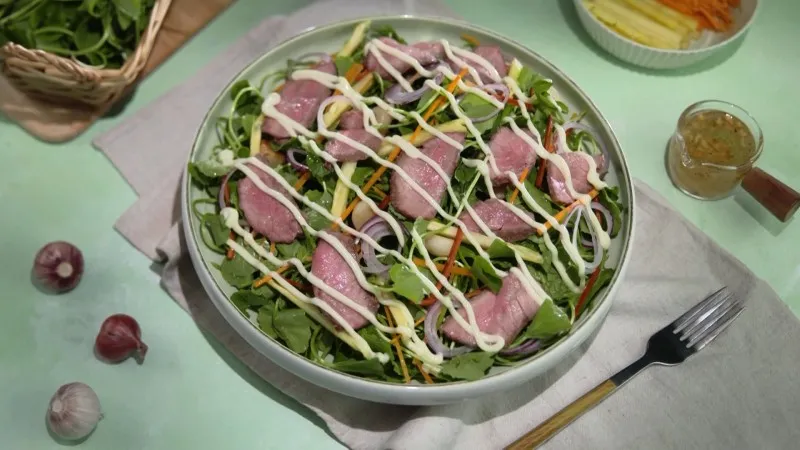 Cách làm salad bò rau má đẹp da, thon dáng, ăn hoài không chán