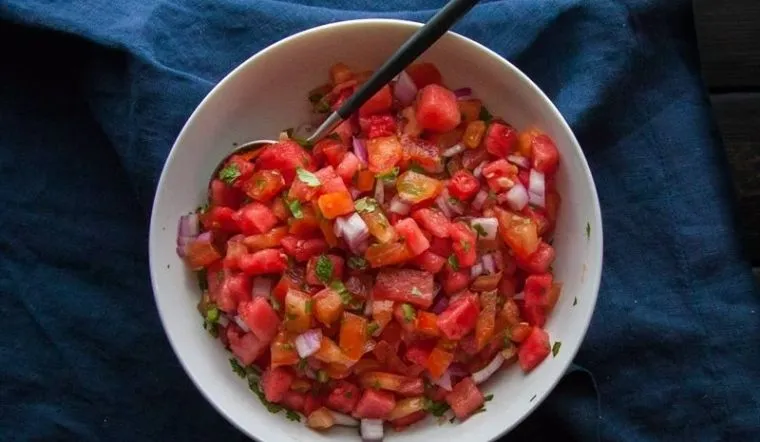 Cách làm salad cà chua dưa hấu giải nhiệt mùa hè