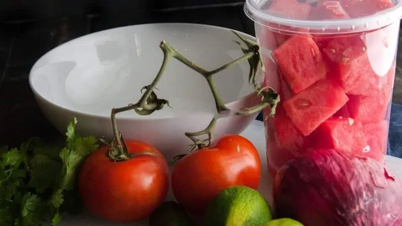 Cách làm salad cà chua dưa hấu giải nhiệt mùa hè