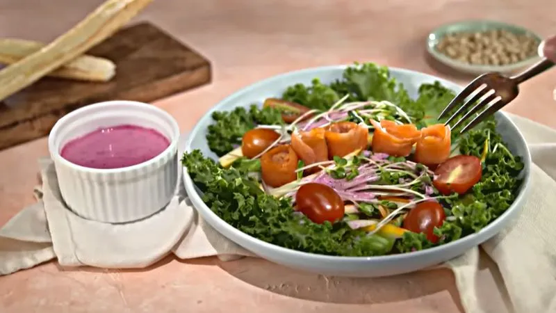 Cách làm salad cá hồi sốt thanh long thanh mát, ngon mới lạ