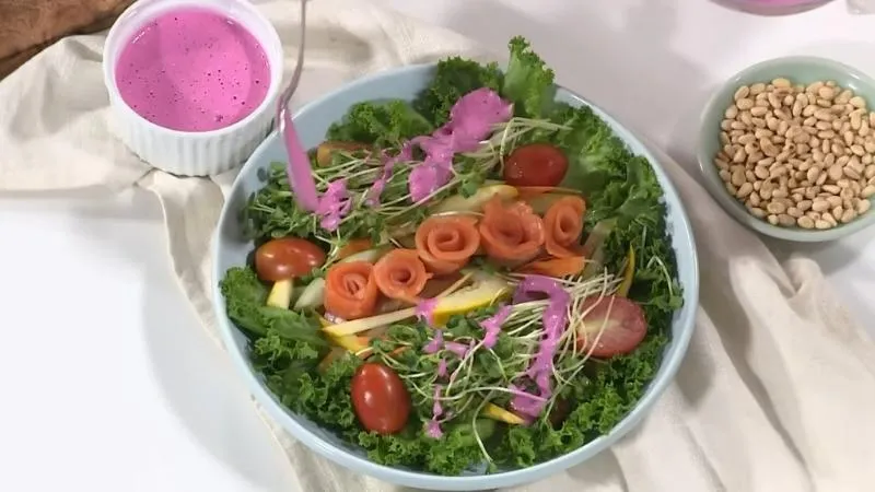 Cách làm salad cá hồi sốt thanh long thanh mát, ngon mới lạ