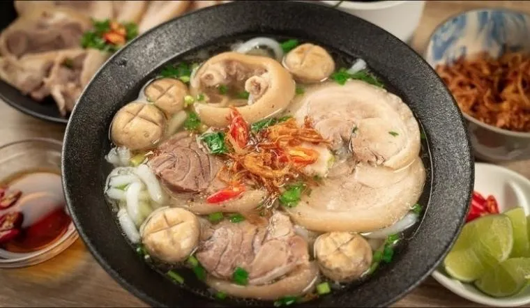 Cách nấu bánh canh giò heo ngon ngọt, nước dùng trong, đậm vị