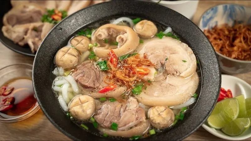 Cách nấu bánh canh giò heo ngon ngọt, nước dùng trong, đậm vị