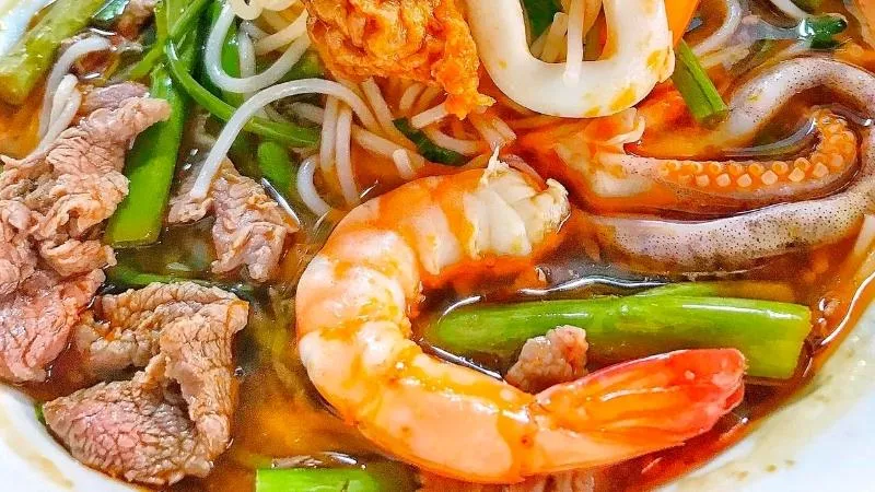 Cách nấu bún Thái chua cay, đậm đà chuẩn vị từ gói sốt Tom Yum