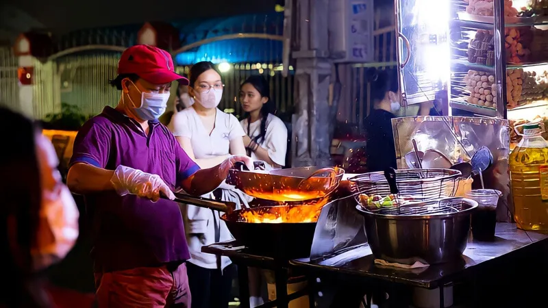 Checkin con đường ăn vặt siêu đông khách giữa 2 trường Đại học tại Sài Gòn