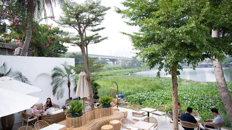 Chiều tà ngắm hoàng hôn cực ‘chill’ tại 5 quán cafe view bờ sông tại Sài Gòn