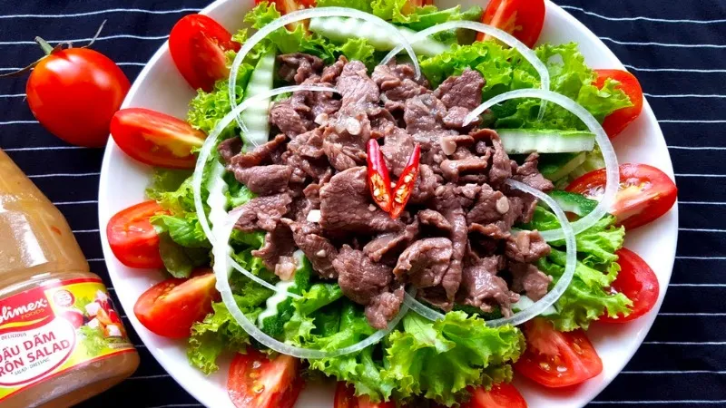 Chống ngấy bữa ăn với Salad trộn thịt bò dễ làm tại nhà