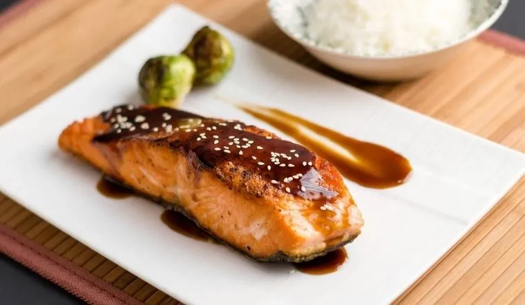 Công thức làm cá hồi áp chảo sốt teriyaki da giòn, thấm vị thơm lừng