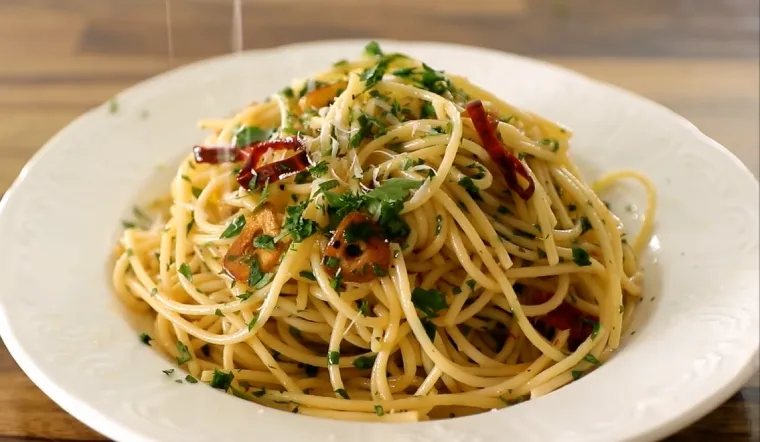 Công thức làm Spaghetti Aglio e Olio – mì Ý sốt dầu tỏi chuẩn vị nhà hàng