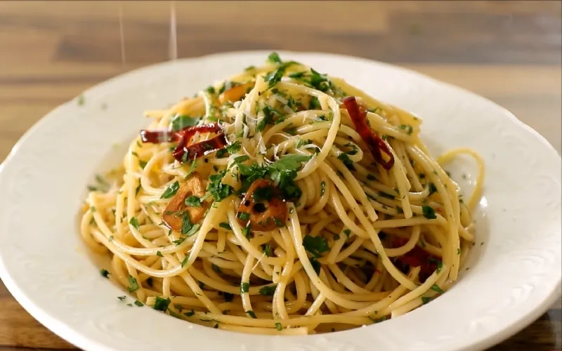 Công thức làm Spaghetti Aglio e Olio – mì Ý sốt dầu tỏi chuẩn vị nhà hàng