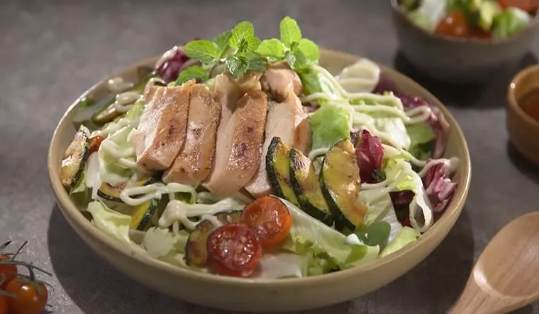 Công thức salad bí đỏ bổ dưỡng, lạ miệng cho gia đình ngày cuối tuần