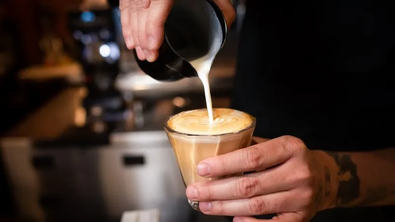 Flat White là gì ? Cách phân biệt với latte