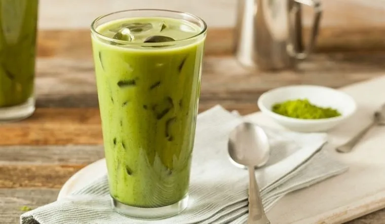 Hướng dẫn cách làm matcha latte đá thanh mát, thơm mùi matcha tại nhà