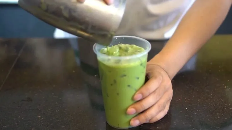 Hướng dẫn cách làm matcha latte đá thanh mát, thơm mùi matcha tại nhà