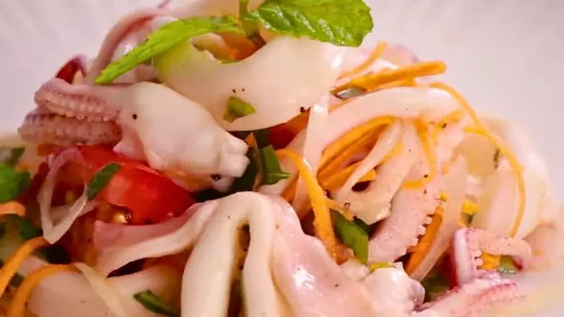 Hướng dẫn làm salad mực chua ngọt đổi vị cả nhà