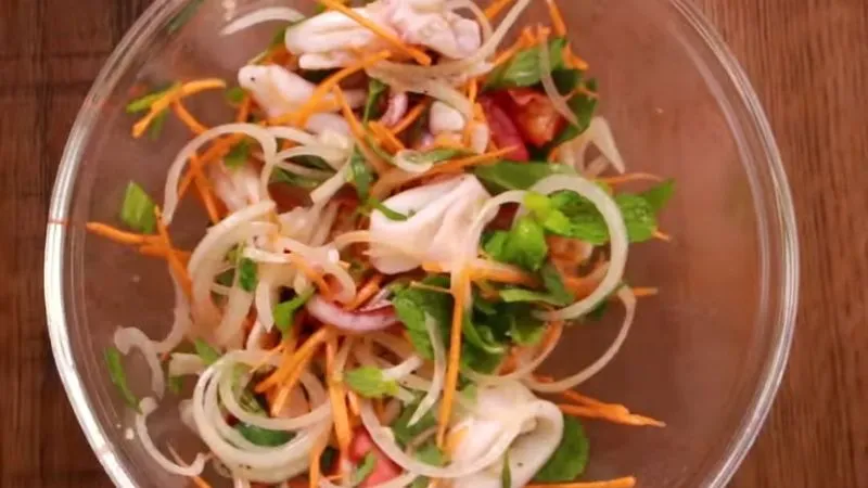 Hướng dẫn làm salad mực chua ngọt đổi vị cả nhà