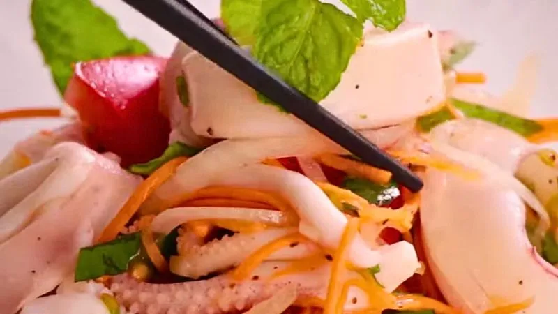 Hướng dẫn làm salad mực chua ngọt đổi vị cả nhà