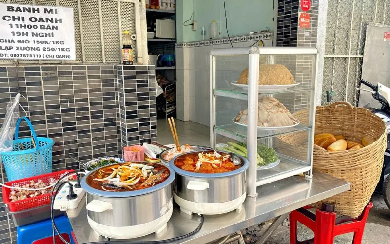 Khám phá hàng bánh mì cá nục ‘núp hẻm’ nổi tiếng hơn 30 năm tuổi tại SG