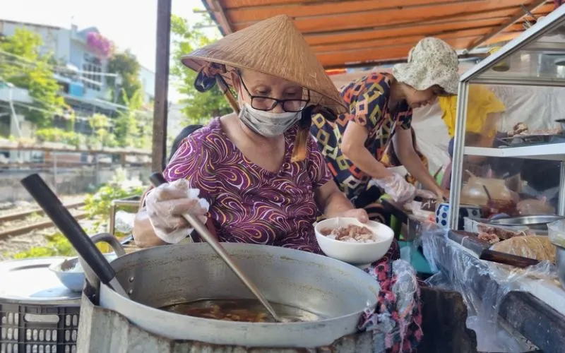 Khám phá quán bún hơn 30 năm giữa lòng TP Đà Nẵng, giá chỉ từ 5.000 đồng