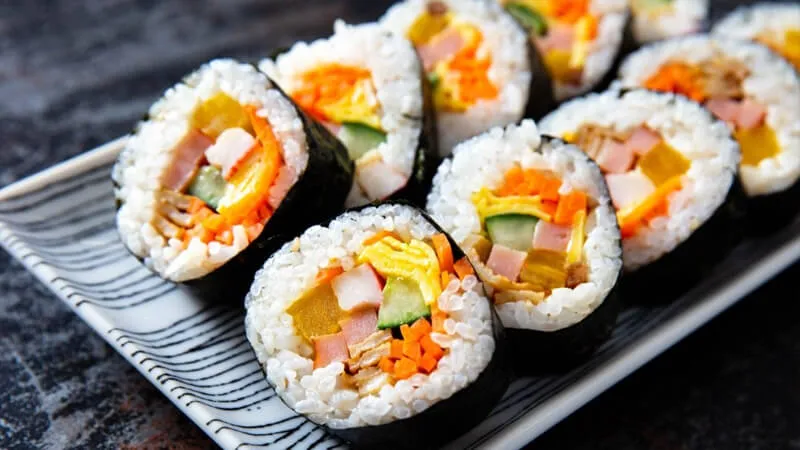 Kimbap là gì? Phân biệt sushi và kimbap? Cách bảo quản kimbap qua đêm