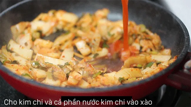 Làm món cơm rang kim chi chuẩn vị Hàn trong 15 phút