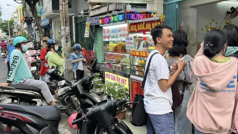 Lưu ngay 8 hàng bánh tráng topping phủ phê, ăn là ghiền tại Sài Gòn