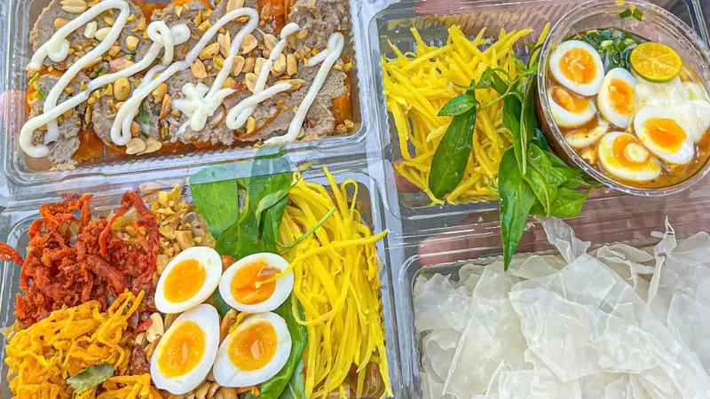 Lưu ngay 8 hàng bánh tráng topping phủ phê, ăn là ghiền tại Sài Gòn