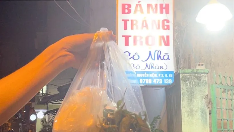 Lưu ngay 8 hàng bánh tráng topping phủ phê, ăn là ghiền tại Sài Gòn