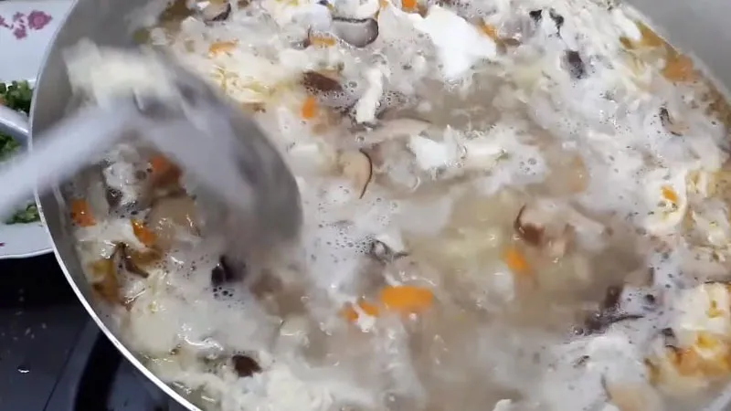 Mách bạn làm súp óc heo trứng bắc thảo đơn giản tại nhà