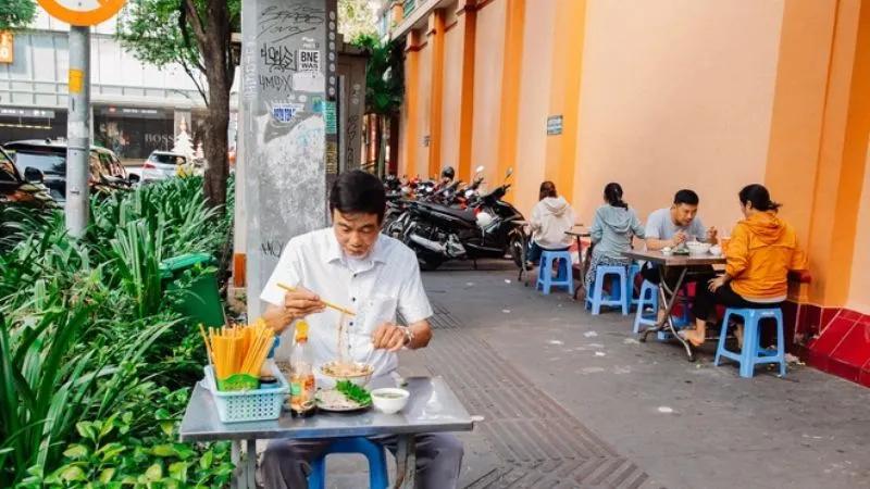 Nhớ hoài hương vị độc đáo của hủ tiếu cua tồn tại hơn 70 năm giữa lòng Sài Gòn