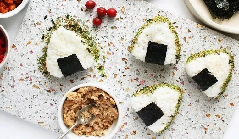 Onigiri là gì? Tổng hợp các loại Onigiri thơm ngon, chuẩn Nhật,