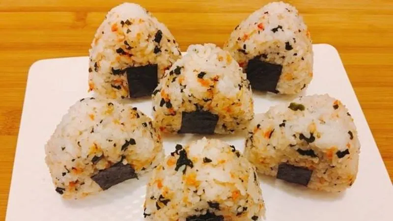 Onigiri là gì? Tổng hợp các loại Onigiri thơm ngon, chuẩn Nhật,