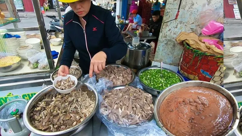 Tấp nập thực khách thưởng thức huyết chưng người Tiều ở Phạm Văn Hai