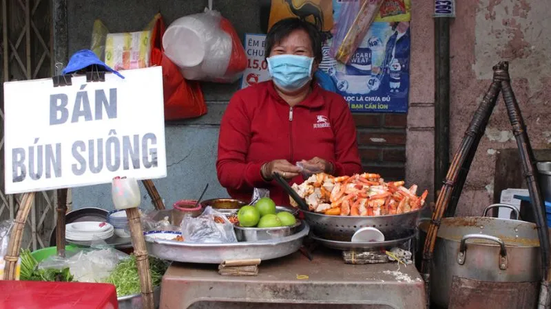 Thưởng thức bún suông quận 4 siêu đông khách, 3 tiếng đã hết sạch