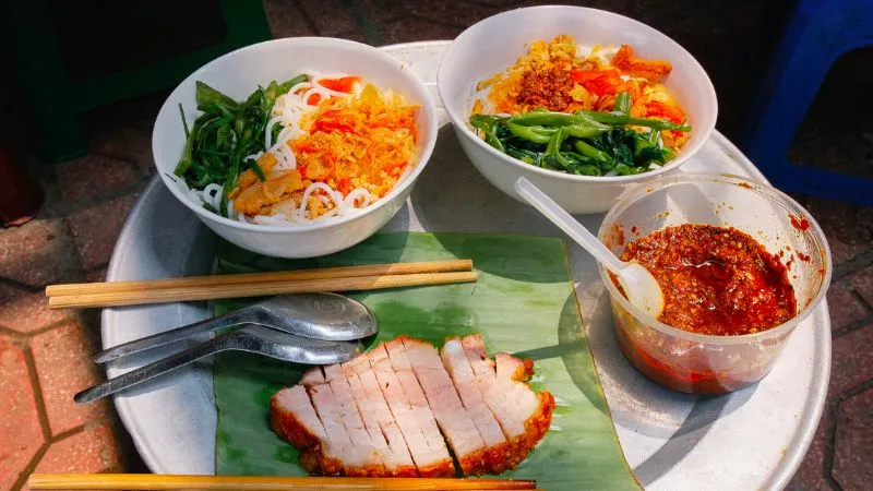 Thưởng thức canh bún cua cổ truyền tại phố Hoè Nhai