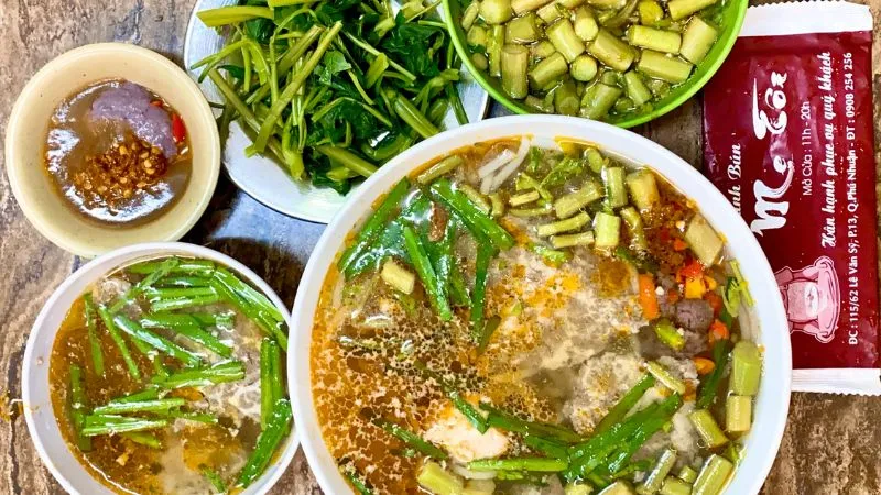 Thưởng thức ‘canh bún trên lầu’ tại quán canh bún nhiều tên gọi nhất Sài Gòn